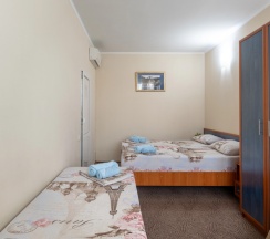 Трёхместный номер Standard с балконом и с красивым видом из окна в Гостевой дом