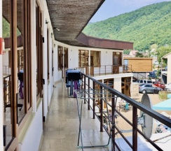 Трехместный номер с 3 односпальными кроватями с видом на бассейн в Морской клуб