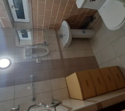 05. Трехместная комната с балконом (стандарт). 1 кровать широкая + диван в Левладиа.ру