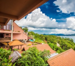 Двухместный номер Deluxe с балконом и с видом на море двуспальная кровать в Samui Bayview Resort & Spa