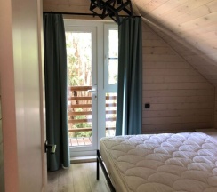 Коттедж с 3 комнатами с балконом и с красивым видом из окна в Лазурный берег