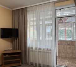 Двухместный семейный полулюкс с балконом и с видом на внутренний двор двуспальная кровать в Нартон