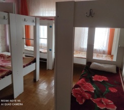 Кровать в общем номере с красивым видом из окна в На Орманова