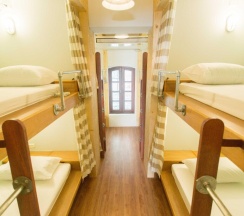 Кровать в общем номере в Barn and Bed Hostel