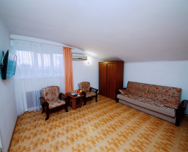 Семейный двухкомнатный в мансарде в Ясон