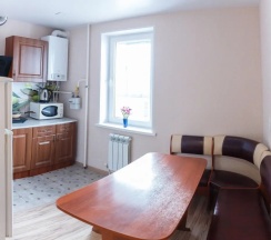Двухместный номер Standard с балконом (двуспальная кровать) в Квартира Карьяла Хоум Первомайский проспект 42