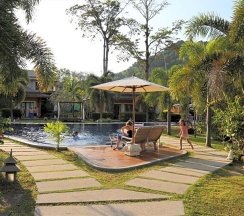 Двухместный люкс Deluxe с частичным видом двуспальная кровать в Laguna Villas Boutique Hotel