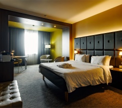 Номер Executive Suite c большой двуспальной кроватью в МЕРКЮР ТЮМЕНЬ ЦЕНТР