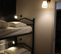 Кровать в общем номере (женский номер) с видом на город в I Love Madrid Hostel