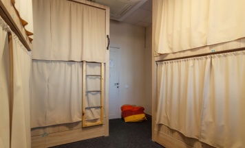 спальное место в 6 местном мужском номере в Nice Hostel