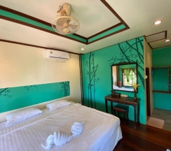 Двухместное бунгало с видом на море двуспальная кровать в Kinnaree Resort Koh Kood