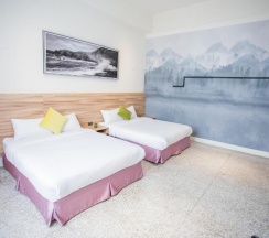 Четырёхместный номер Standard в Rainbow Hotel