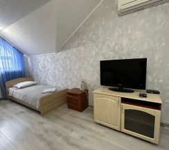 Стандартный трехместный номер в Николаевский