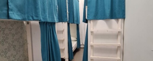 Кровать в 6ти местном общем номере в Vmeste