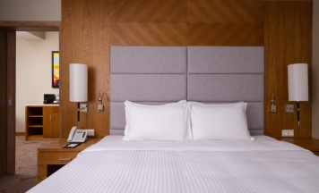 Двухместный люкс c 1 комнатой двуспальная кровать в Отель DoubleTree by Hilton Almaty