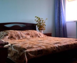 Трехместный однокомнатный номер с балконом вид на сад в Чайка