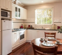 Двухместный коттедж с балконом двуспальная кровать в Moulton Park Cottages