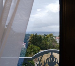 Студия Панорамная улучшенная с балконом, мини кухней и видом на город и море в Амбассадор