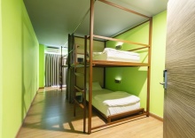 Кровать в общем номере с балконом в Siamaze Hostel