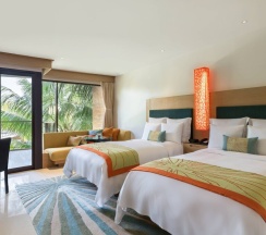 Четырёхместный номер Guest с балконом и с видом на сад в Renaissance Phuket Resort & Spa