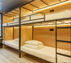 Общий мужской 8 местный номер верхние кровати в На Рубле