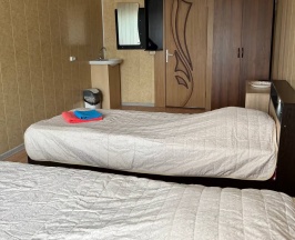 Комната эконом с 2 односпальными кроватями в Надежда
