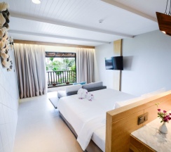 Двухместный номер Canna Deluxe с видом на море двуспальная кровать в Andaman Cannacia Resort & Spa