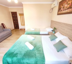 Семейный номер с балконом для 4х гостей (возможно доп. место) в Ника