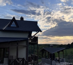 Коттедж Superior с балконом и с красивым видом из окна в Горки