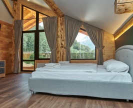 Семейный коттедж с балконом и с красивым видом из окна в Кедр 760