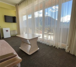 Люкс с панорамным видом на горы в Шатун