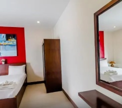 Двухместный номер Superior с балконом двуспальная кровать в Baan Yuyen Karon Guesthouse