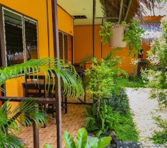 Двухместный номер Standard с видом на сад двуспальная кровать в Baan Kasirin Resort Pattaya Beach