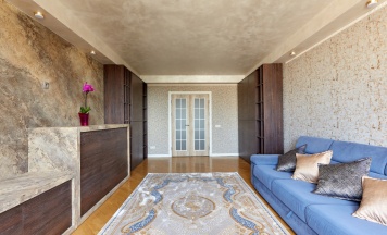 Апартаменты с балконом и с красивым видом из окна в Апартаменты LUX Apart Minsk