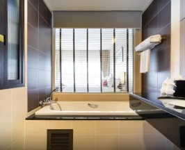 Двухместный номер Deluxe с видом на бассейн (двуспальная кровать) в Deevana Plaza Phuket