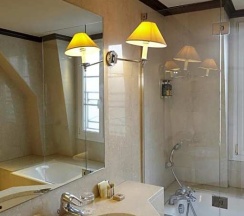 Двухместный номер Deluxe с балконом двуспальная кровать в Hotel du Danube Saint Germain