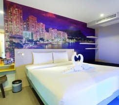 Номер Deluxe с балконом в The AIM Patong Hotel