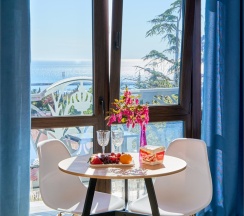 Студия Панорамная улучшенная с балконом, мини кухней и видом на город и море в Амбассадор