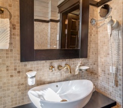 Гостевой дом с горячей купелью и камином в Лепота