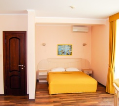 Стандарт четырёхместный с балконом в Синее море