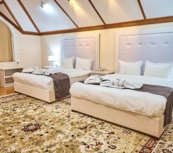 Двухместный номер Deluxe с балконом двуспальная кровать в Queens Hotel