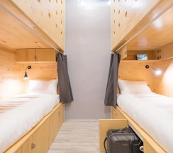 Кровать в общем номере в Nornyaowarat Hostel