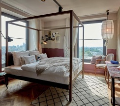 Двухместный номер Sky Gigantic двуспальная кровать в 25hours Hotel Das Tour