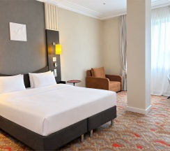 Номер Привилегия - с большой двуспальной кроватью в Mercure Rostov on Don Center