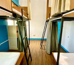 Кровать в общем номере с балконом в Bayhouse Hostel Penghu