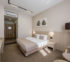 Улучшенный номер «SUPERIOR» с одной кроватью и диван-кроватью в Riverside Hotel
