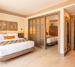 Четырёхместный семейный номер Deluxe с балконом и с видом на бассейн в Tuana Hotels Casa Del Sol