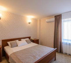 Номер люкс с 1 двуспальной кроватью в Рубин