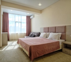 Четырёхместный номер Standard с красивым видом из окна в Sun sity