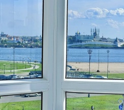 Апартаменты с балконом и с красивым видом из окна в Квартира Евродвушка с видом на Кремль в центре на 1 Береговой р. Казанки у метро